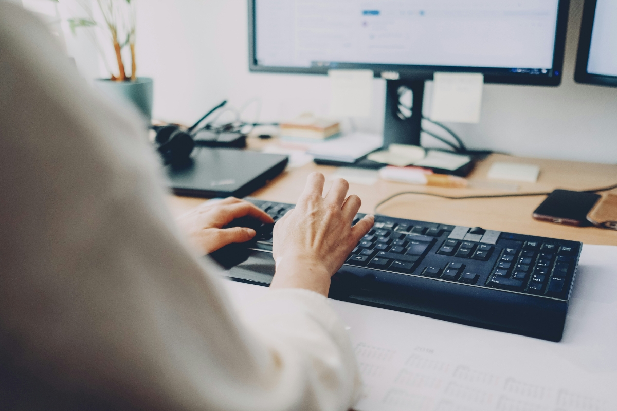 When AI agents support human agents in real time, call handling times are reduced and customers receive a higher level of service.