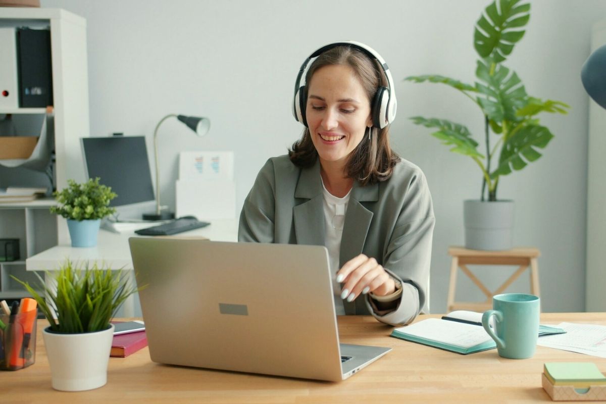 Insights from AI-driven feedback loops improve the system’s accuracy while giving sales teams clear, actionable feedback, so they can refine their techniques